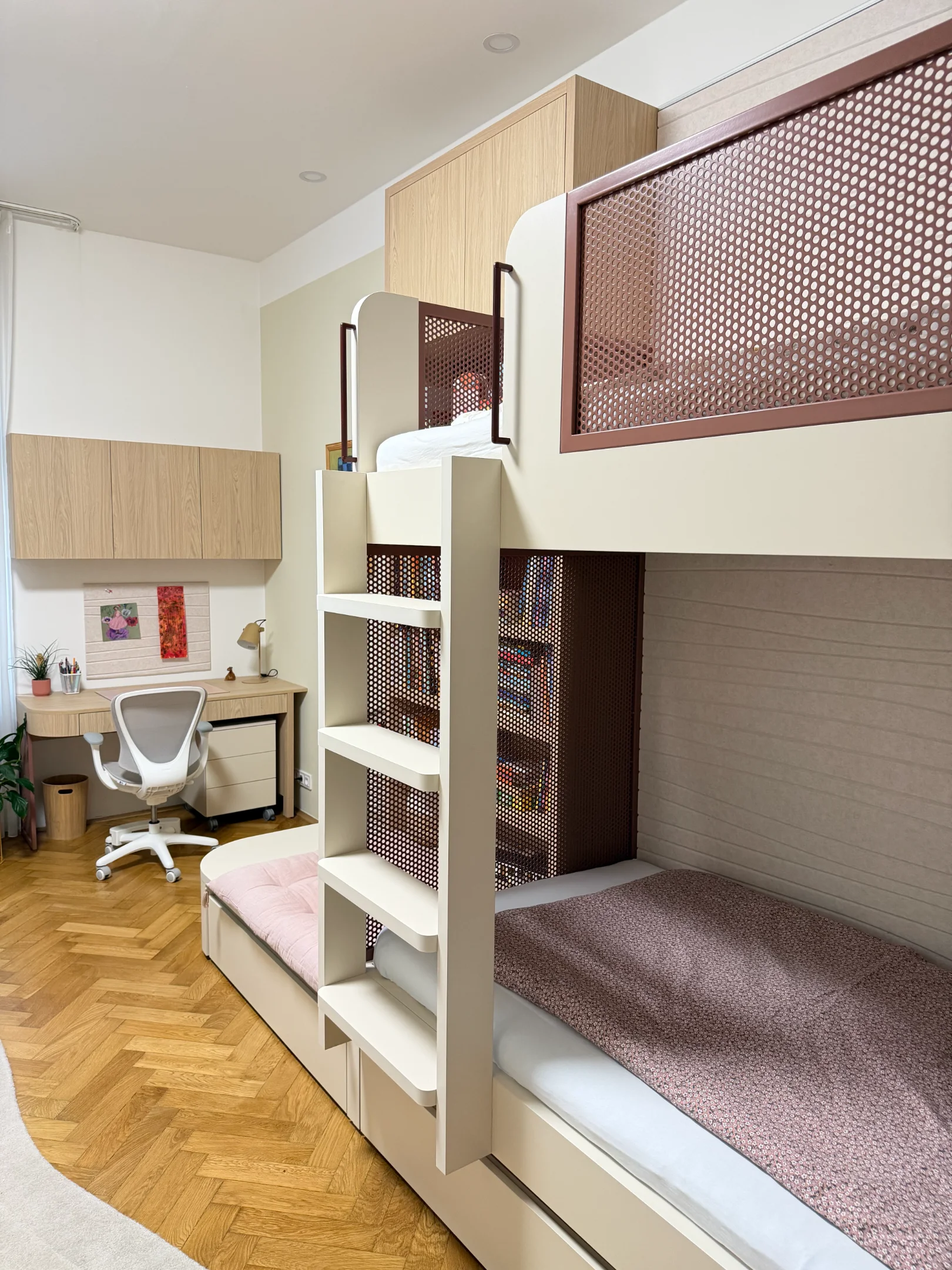 Dětský pokoj s patrovou postelí a psacím stolem.